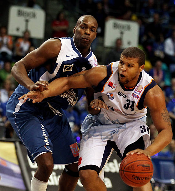 他在游泳池 他在游泳池